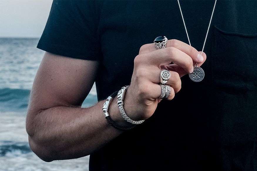 What are the trendy men’s jewelry in 2023?